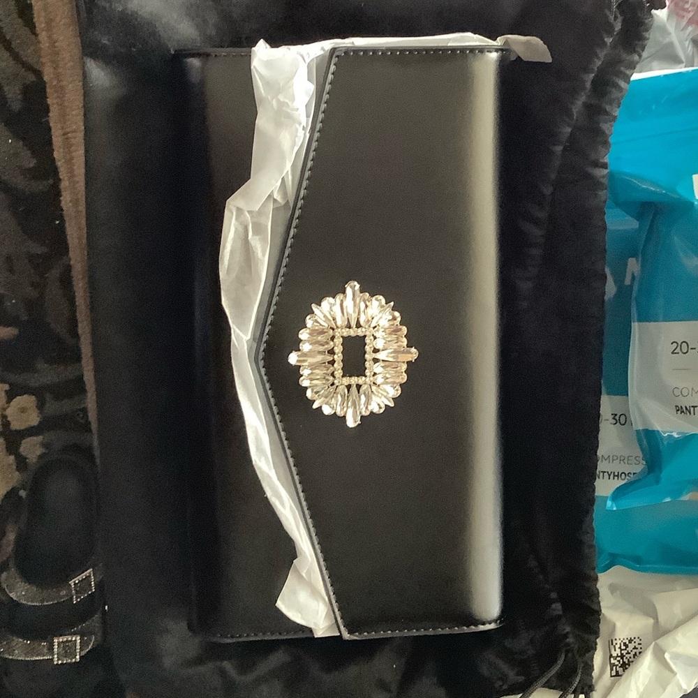 BADGLEY MISCHKA
Elegant Black Clutch with Embellished Detail